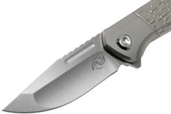 Liong Mah Lanny V2, Textured Titanium, Satin M390 Navaja -Leatherman Tienda LO LA2 TT 03 liong mah design