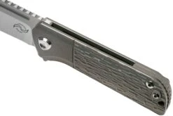 Liong Mah Lanny V2, Textured Titanium, Satin M390 Navaja -Leatherman Tienda LO LA2 TT 07 liong mah design